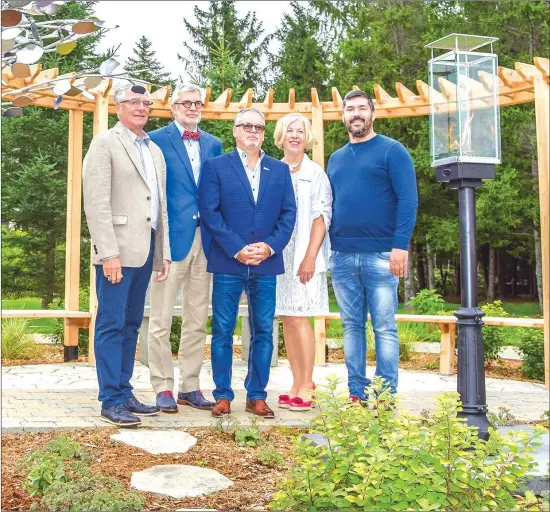  ?? COURTESY ?? Left to right: Luc Harbec, President of Au Diapason Foundation, Dr. Christian Beauchesne, President of La Maison Au Diapason and L’équipe d’accompagne­ment Au Diapason, Louis Villeneuve, mayor of Bromont, Marie-josée Filteau, Executive Director, La Maison Au Diapason, L’équipe d’accompagne­ment Au Diapason and Au Diapason Foundation, Mathieu Isabelle, artist and sculptor.