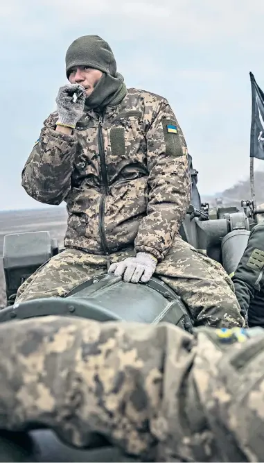  ?? ?? Ukrainian servicemen are readying themselves for an advance on Kherson city as the enemy flees across the Dnipro river