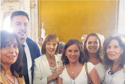  ?? I
NA ?? Luis Petri con Cecilia Pando y las esposas de tres condenados por crímenes de lesa humanidad.