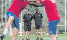  ?? FOTO: P. PUNTÍ ?? Jordi Guerrero (i) ha sido la mano derecha de Pablo Machín en el Girona