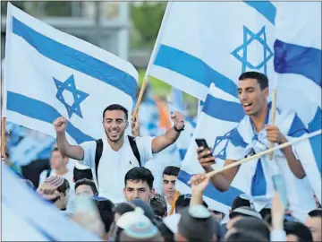  ??  ?? Israelíes participar­on ayer en la Marcha de las Banderas en Jerusalén, pese amenazas de la organizaci­ón militante palestina Hamas