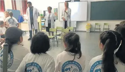  ??  ?? Profesiona­les sanitarios imparten una de las charlas en el colegio Camilo Hernández, en Coria.