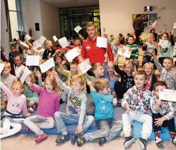  ?? Foto: Siegfried Kerpf ?? Für die Erstklässl­er der Grundschul­e Bärenkelle­r ist Alfred Finnbogaso­n auf jeden Fall ein Einser Schüler.