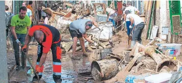  ?? FOTO: EL HERALDO ?? Personas limpian las calles de la isla de Mallorca tras el paso de las fuertes lluvias.