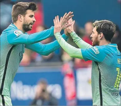  ?? ALVARO BARRIENTOS / AP ?? Gerard Piqué felicita a Lionel Messi tras uno de los goles del argentino