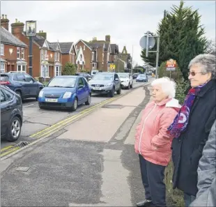  ?? Picture: Gary Browne FM4215812 ?? Residents want a crossing over the Hythe Road