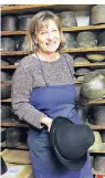  ??  ?? Doris Gollé fertigt in ihrer Werkstatt Kopfbedeck­ungen an.