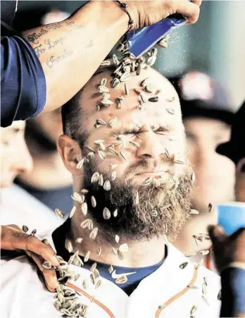  ?? Melissa Phillip photos / Houston Chronicle ?? A sunflower seed shower is a small price to pay for the satisfacti­on Evan Gattis undoubtedl­y received from hitting a two-run homer in the sixth inning Wednesday.