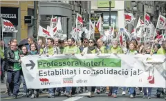  ?? JOSÉ CUÉLLAR ?? Manifestac­ión de profesores en defensa de los derechos de los interinos convocada por el STEPV, el pasado mes de mayo, en Valencia.