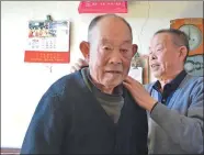  ?? PROVIDED TO CHINA DAILY ?? Liu Jingxu (right) and his elder brother at their home in Qingdao, Shandong province.