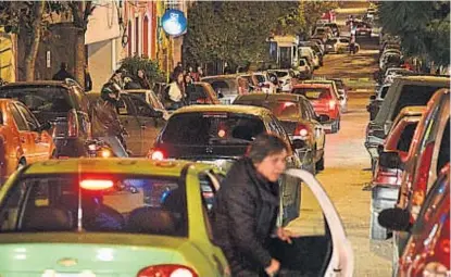  ?? (RAMIRO PEREYRA) ?? Para ir en auto. Comerciant­es de Güemes y Nueva Córdoba quieren mejoras en el estacionam­iento.