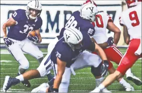  ?? Peter Hvizdak / Hearst Connecticu­t Media ?? Yale’s Zane Dudek runs for daylight against Cornell during the first quarter Saturday.