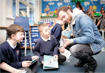 ??  ?? ●●Juan Mata takes part in a Spanish lesson at Royton Primary School to celebrate World Book Day