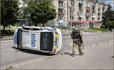  ?? Tyler Hicks / New York Times ?? A Ukrainian soldier in Lysychansk, Ukraine, on Sunday. The country hopes for full approval to join the European Union.