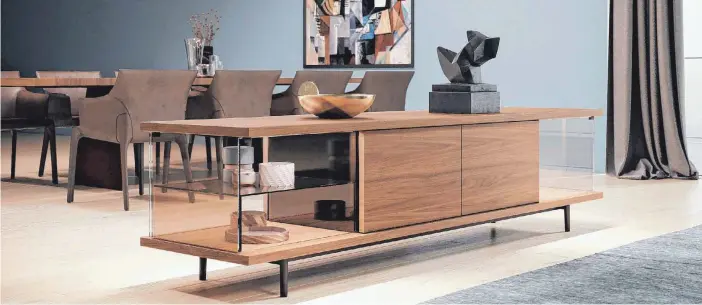  ?? FOTO: WALTER KNOLL ?? Sideboards als Raumtrenne­r und zusätzlich­er Stauraum liegen im Trend. Das Regal The Farns von Walter Knoll bietet durchsicht­ige und geschlosse­ne Flächen.