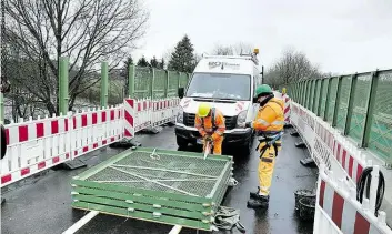  ?? BILD: HANS BEGEROW ?? Fachleute haben den Fledermaus­zaun auf der Autobahn-Brücke in Höhe des Autobahnpa­rkplatzes bei Hahn-Lehmden installier­t.