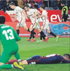  ?? FOTO: EFE ?? El Eibar se quedó con la miel en los labios tras encajar dos goles en el tramo final