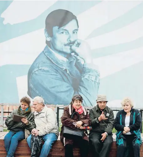  ?? VLADIMIR SMIRNOV / GETTY ?? Andréi Tarkovski en un cartel del festival de cine ‘Zerkalo’ (espejo) del 2018, en la ciudad rusa de Yúryevets, donde se celebra este certamen en recuerdo del cineasta