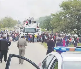  ?? Pictures: Ladysmith Gazette ?? MOB FRENZY. A truck stranded in yesterday’s protest is looted by local residents.