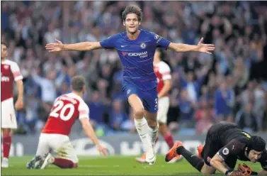  ??  ?? DECISIVO. Marcos Alonso celebra el gol del triunfo ante el Arsenal, el que rompió el 2-2.