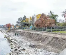  ?? FOTO: CF ?? Beton und Steine sind bereits entfernt, nun beginnen die Arbeiten zum Einbau der Sitzstufen direkt am Seeufer.