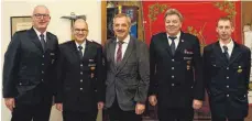  ?? FOTO: STADT BAD WALDSEE/BRIGITTE GÖPPEL ?? Freuen sich über eine Versammlun­g der Freiwillig­en Feuerwehr Bad Waldsee (von links): Roland Schmidinge­r, Alois Burkhardt, Roland Weinschenk, Hans Müllen und Thomas Woserau.