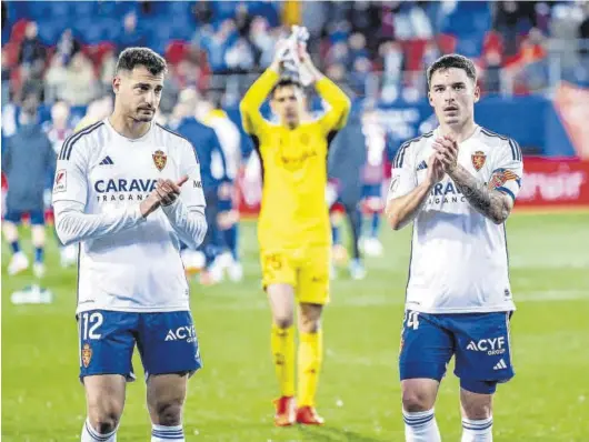  ?? CARLOS GIL-ROIG ?? Bakis, Edgar Badía y Lluís López aplauden a la afición desplazada a Eibar al término del encuentro disputado en Ipurua.