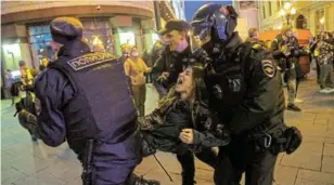  ?? ?? Another protester is taken into custody for opposing the first mobilisati­on of reservists in Russia since World War 2.