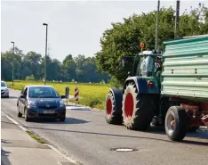  ?? Foto: Peter Fastl ?? Die Verkehrsin­seln in der Bergheimer Straße sorgen teilweise für Probleme und sol len versetzt werden.