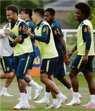  ?? Matthew Childs/Reuters ?? Neymar brinca com companheir­os durante treino da seleção em Londres