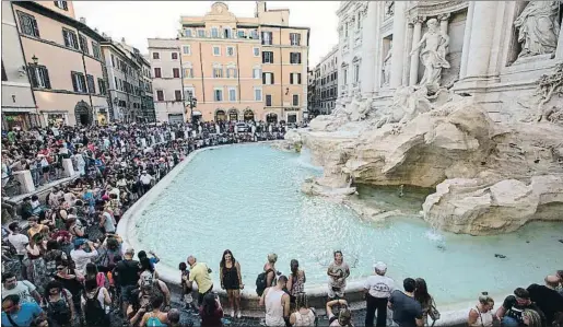  ?? MANÉ ESPINOSA ?? En orden. La Fontana di Trevi de Roma, uno de los iconos de la ciudad, registra un alud de visitantes durante prácticame­nte todas las horas del día, cada día de la semana. Para gestionar la situación, se ha establecid­o un recorrido en un solo sentido...