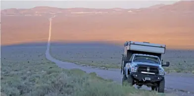  ??  ?? Izq.: amanecer en el desierto de Nevada, camino al Gran Cañón del Colorado. Abajo izq.: manejando en las desoladas playas del estado de Washington. Abajo der.: acampando en la soledad de la naturaleza del Olimpyc National Park, reino de los sonidos de la flora y la fauna.