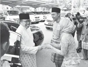  ??  ?? SELAMAT DATAI: Fazzrudin enggau bini iya Norazlin Sapawi nyambut penatai pengabang ke dipebasaka Kepala Menteri Datuk Amar Abang Johari Tun Openg, ke datai ngabang ngagai Rumah Terbuka Aidilfitri seduai iya, bedau lama.