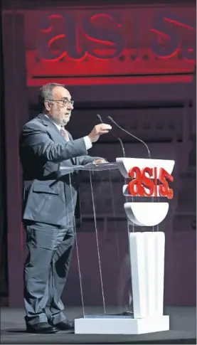  ??  ?? HOMENAJE. Alfredo Relaño, director de AS, en un momento del discurso.