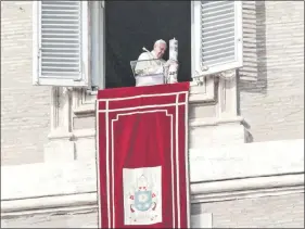  ??  ?? Tras el rezo del ángelus dominical, el papa Francisco encendió un cirio por la paz, principalm­ente para el largo conflicto en Siria. (EFE)