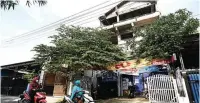  ?? ROBERTUS RISKY/JAWA POS ?? TIGA LANTAI: Rumah terduga teroris di Jalan Medokan Sawah yang sempat digeledah anggota kepolisian kemarin.