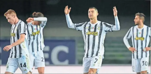  ??  ?? Cristiano Ronaldo se lamenta tras una jugada frustrada en el empate de la Juventus del sábado ante el Hellas Verona.