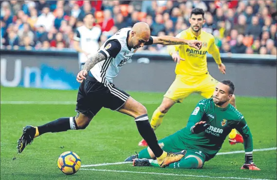  ?? FOTO: EFE ?? Simone Zaza vio dos amarillas en dos minutos y dejó al Valencia con diez a falta de media hora para el final