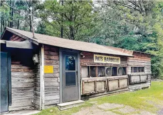  ?? Photos by J.C. Reid / Contributo­r ?? Pat Gee’s BBQ is tucked away on a county road in Tyler.