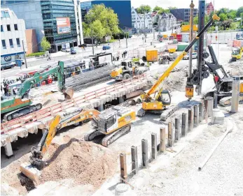  ?? FOTO: ANDREAS BRÜCKEN ?? Die Arbeiten zum Umbau des Bahnhofsvo­rplatzes in Ulm laufen auf Hochtouren.