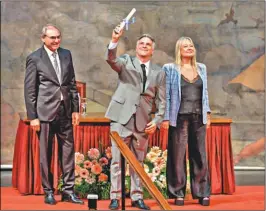  ?? ?? DIPLOMA. El martes, en el Teatro San Martín, el Tribunal Electoral entregó los diplomas a las autoridade­s provincial­es electas en junio.