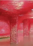  ??  ?? Unsicherhe­it: Die Installati­on „Uncertain Journey“von Chiharu Shiota.