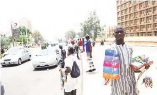  ??  ?? Hawkers along NEPA roundabout by Ahmadu Bello Way in Kaduna. Shehu K. Goro