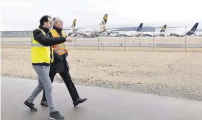  ?? GOBIERNO DE ARAGÓN ?? Ezequiel Sánchez y Jorge Azcón pasean por la campa del aeropuerto de Teruel.