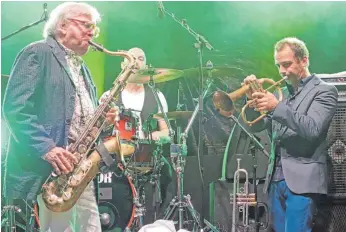  ?? FOTO: KRIEGLER ?? Jazz-Legende Klaus Doldinger (l.) ist der musikalisc­he Höhepunkt zum Saison-Ende der Sommerbühn­e am 11. August – hier bei seinem Auftritt 2016 mit dem Ulmer Star-Trompeter Joo Kraus 2016).