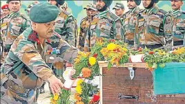  ?? PTI ?? An army officer laying a wreath on the mortal remains of Major Chitresh Bisht in Rajouri on Sunday.
