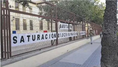  ?? ALBA BOIX ?? En la tanca del CEIP Marqués de Benicarló pot llegir-se «¡Basta ya! No + Saturación, discrimina­ción y abandono».