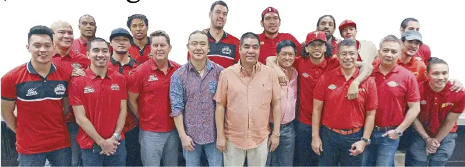  ?? JUN MENDOZA ?? PBA commission­er Willie Marcial (middle) with members and officials of Barangay Ginebra and San Miguel Beer during the PBA Commission­er’s Cup Finals press conference in Eastwood City, Quezon City.