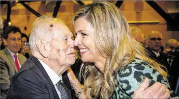  ?? DPA-BILD: VAN KATWIJK ?? Königin Maxima der Niederland­e begrüßt ihren Vater Jorge Zorreguiet­a beim Besuch der Universitä­t in Buenos Aires am 11. Oktober 2016.