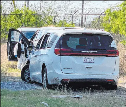  ?? The Associated Press ?? A Mexican police investigat­or inspects the minivan were four Americans where shot and taken from this month at the Tamaulipas state prosecutor´s headquarte­rs in Matamoros, Mexico.